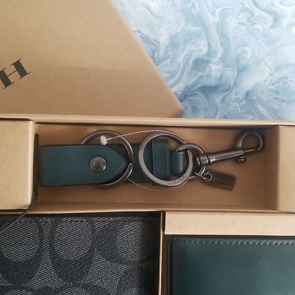 COACH 3 In 1 Wallet Gift Set - Picture 7 of 7